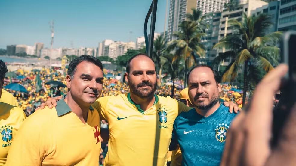 Deputado Italiano Pede Investigação Sobre Cidadania dos Irmãos Bolsonaro Após Fuga de Flávio com Passaporte Europeu
