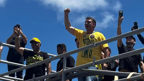 Flávio Bolsonaro Acusa CNBB de Participar de Fake News e Bispos Rebatem: 'Mentira Não se Combate com Mentira'