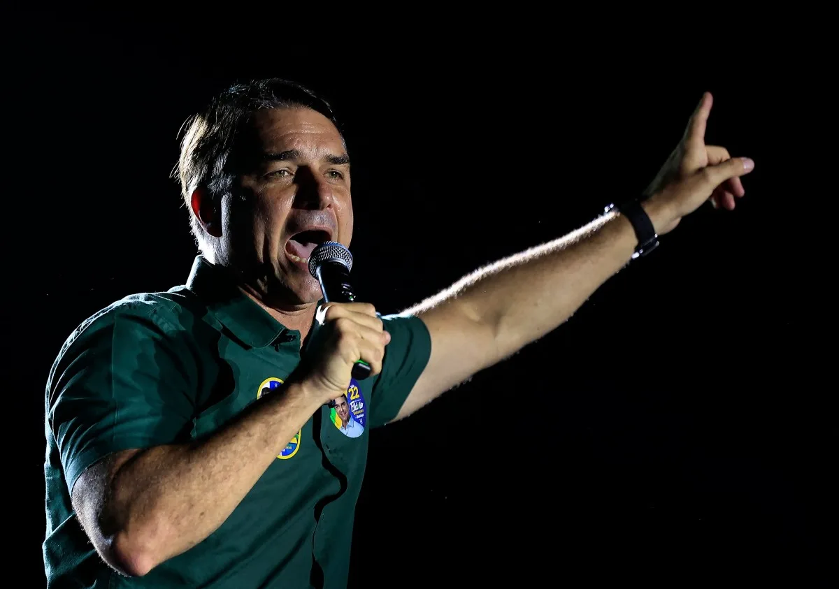PF Cancela Passaportes de Flávio Bolsonaro, Notifica Moraes e Apura Suposta Fuga Rumo aos EUA Pela Argentina