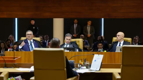 Disputa Entre Flávio Dino e André Mendonça Leva Fachin a Convocar Reunião de Emergência com Ministros do TSE