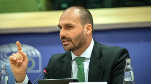 Ministério da Justiça Demite Eduardo Bolsonaro do Cargo de Escrivão da Polícia Federal por Abandono