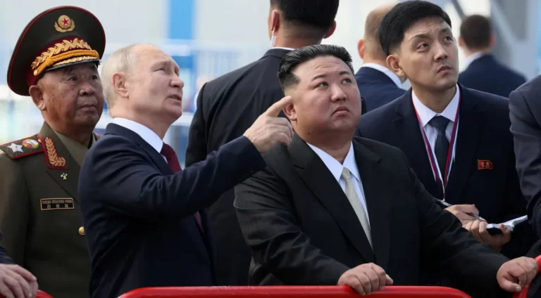 China Mantém Cautela Enquanto Putin e Kim Forjam Nova Aliança