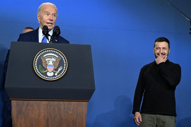 Biden Comete Gafes em Discurso Decisivo, Mas Mantém Candidatura: “Venci Trump Uma Vez, Farei Isso de Novo”