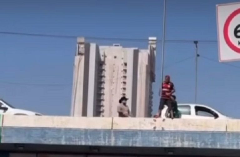 Flamenguista Tenta se Jogar de Viaduto na Miguel Sutil e é Salvo por Palmeirense; Veja Vídeo