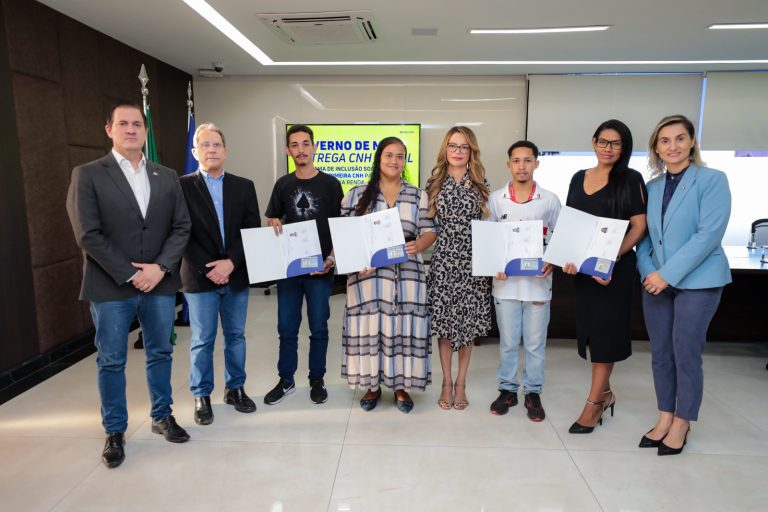 Primeira-dama de Mato Grosso Celebra Entrega de CNHs para Mulheres no Programa SER Família CNH Social