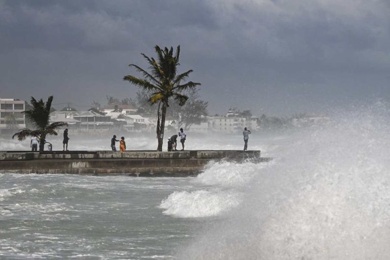 Furacão Beryl deixa rastro de destruição e mortes no Caribe enquanto avança em direção à Jamaica