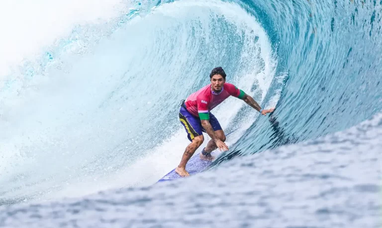 Gabriel Medina Faz História no Surfe Olímpico e Avança às Quartas de Final