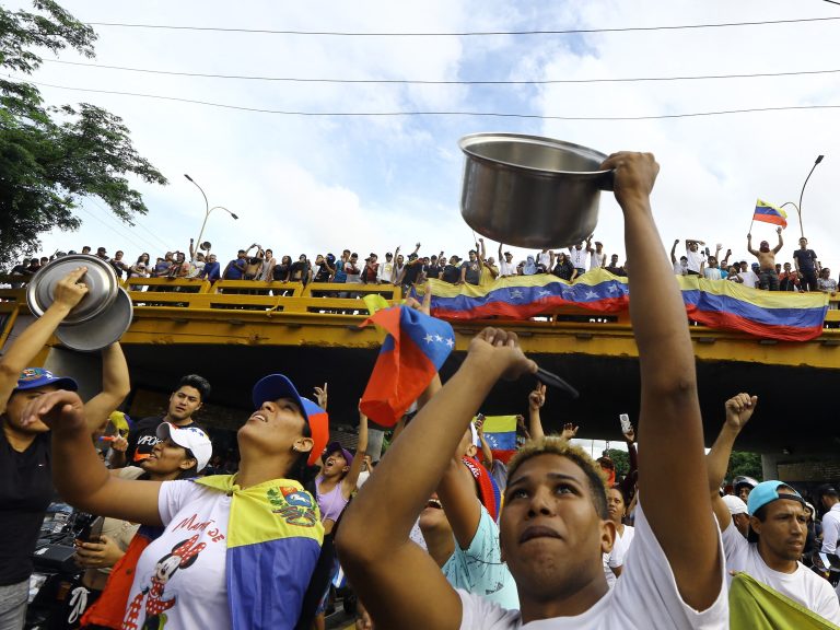 Maduro Exige “Mão de Ferro” Após Protestos Violentos na Venezuela