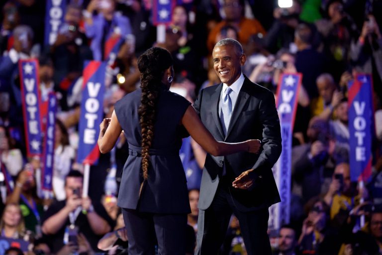 Barack e Michelle Obama Enaltecem Kamala Harris na Convenção Democrata: “A América Está Pronta para um Novo Capítulo”