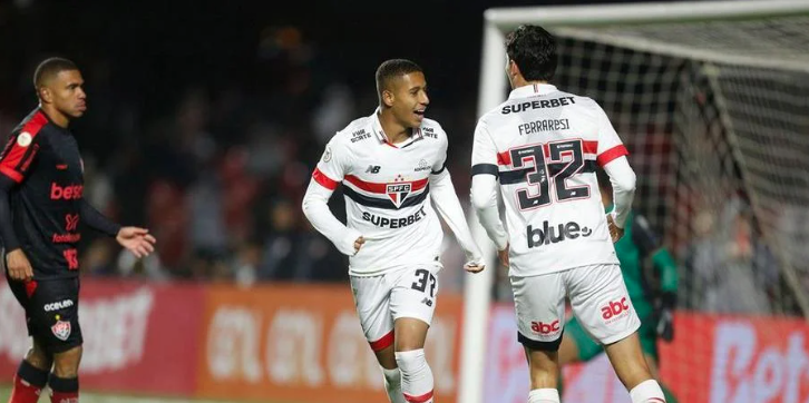 São Paulo vence Vitória por 2 a 1 no MorumBis e presta homenagem a Izquierdo