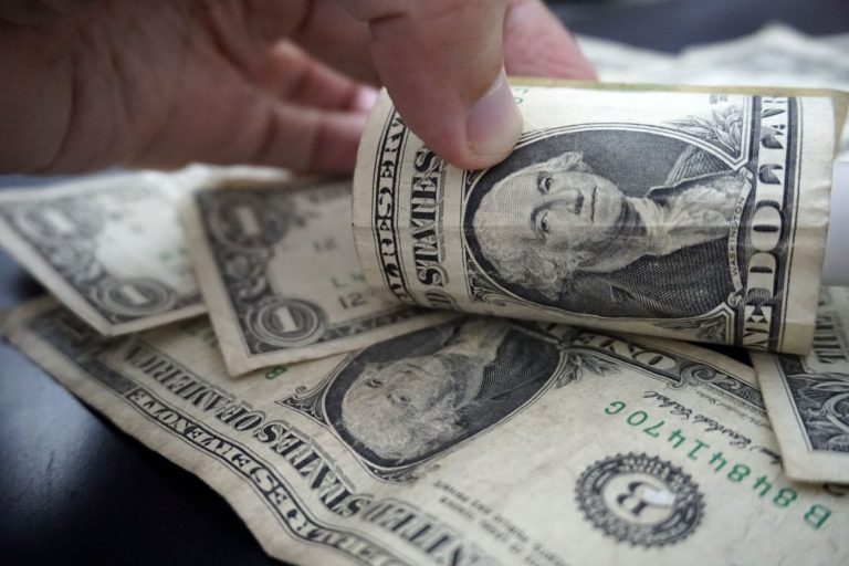 Dólar Atinge Maior Valor Desde Dezembro de 2021 e Fecha o Dia a R$ 5,73