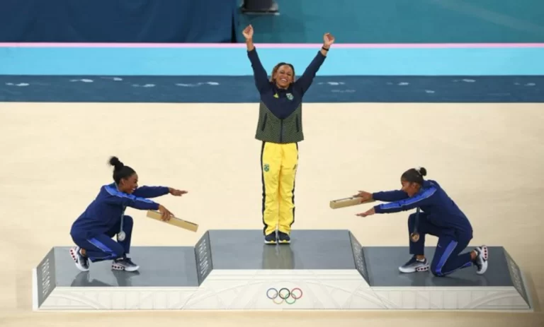 Simone Biles Explica Reverência a Rebeca Andrade que Gerou Foto Icônica em Paris-2024