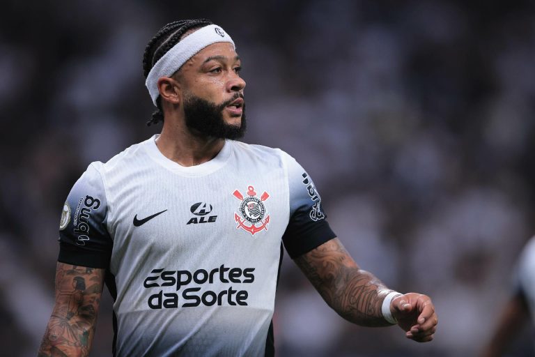 Corinthians recusa seguro com patrocinadora que paga salário de Depay e está fora da lista de apostas autorizadas pelo governo