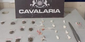 Cavalaria da PM prende homem por tráfico de drogas em Cuiabá