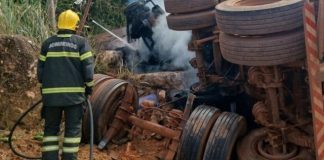 Corpo de Bombeiros combate incêndio em carreta carregada com correntes na BR-364